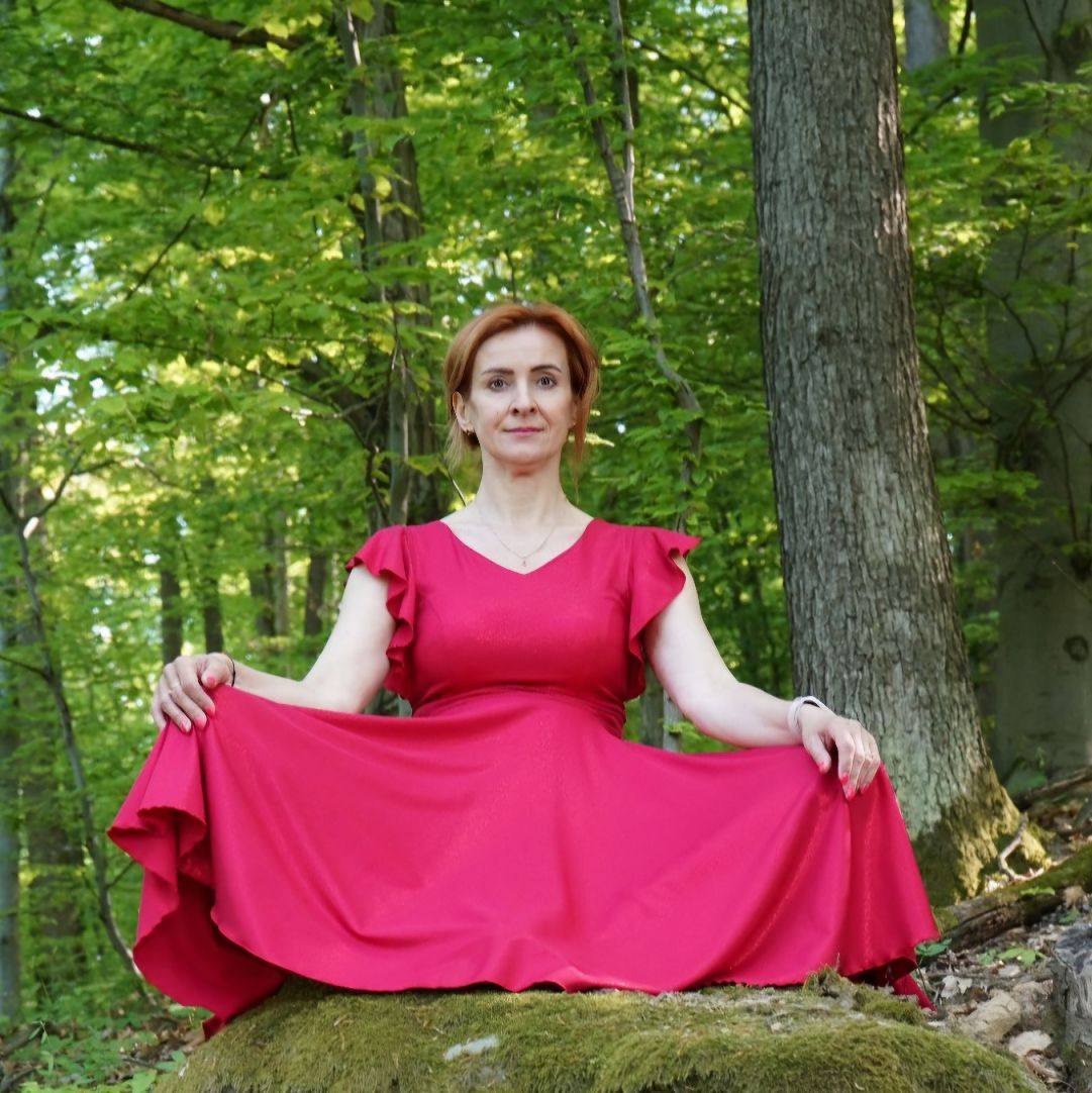 Rôzne podoby jednej bytosti – žena, matka, sprievodkyňa, duša v pohybe. Autentická, nehraná, v spojení so sebou.